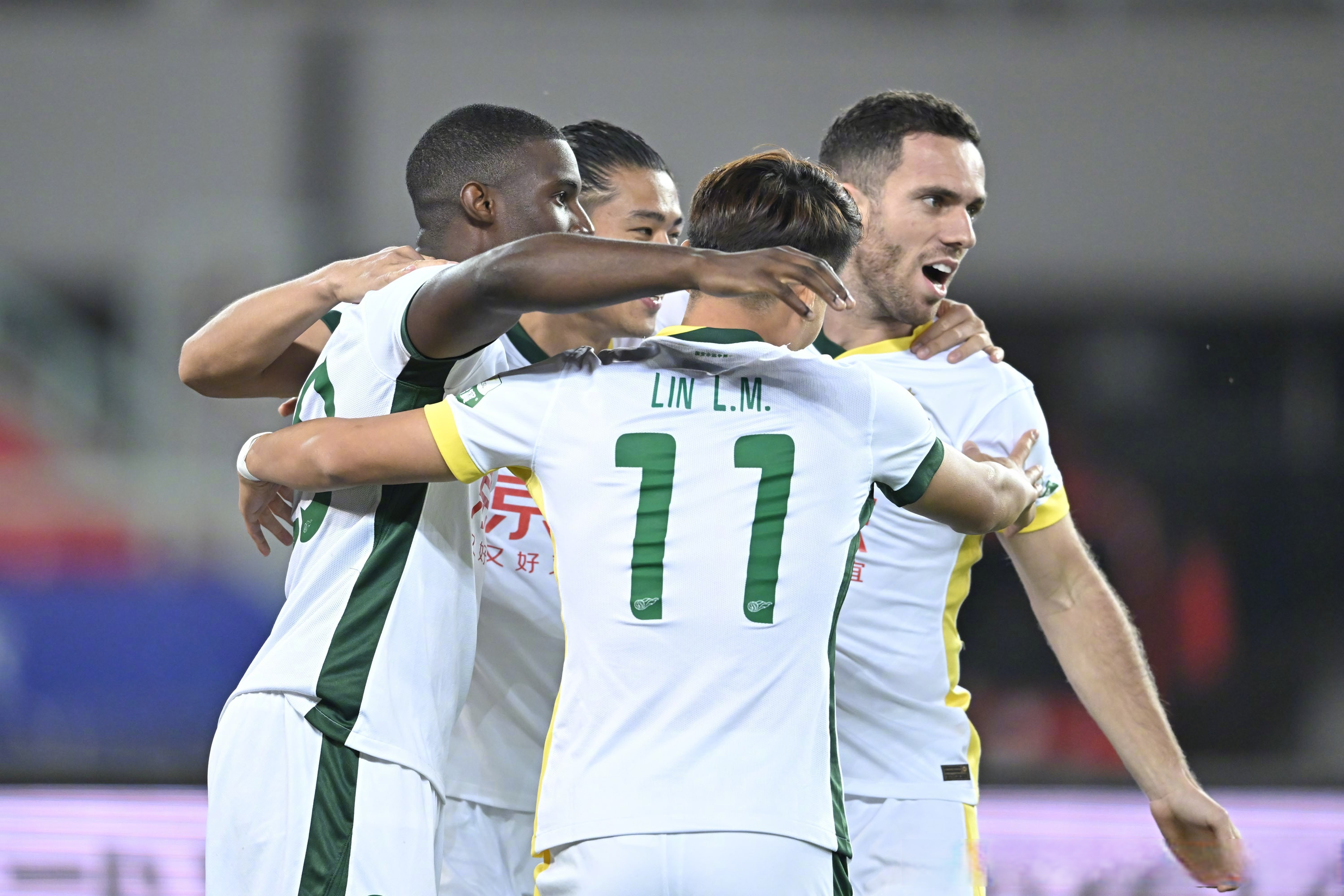 中国金年会-赛地聚焦——中超转会期热度飙升，罗马遗憾出局，更衣室稳定，心理建设被强调